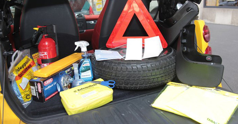 Viete čo patrí do povinnej výbavy auta?