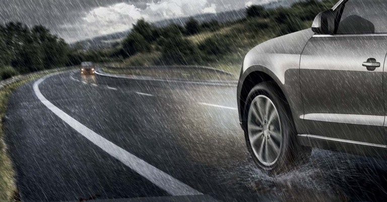 Mire figyeljünk, ha esőben vezetünk?